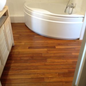 Sol en bois réhabilité salle de bain